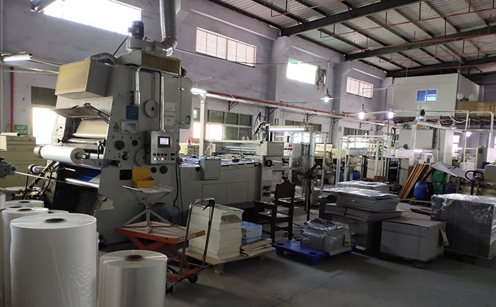 英利印刷厂包装盒覆膜车间